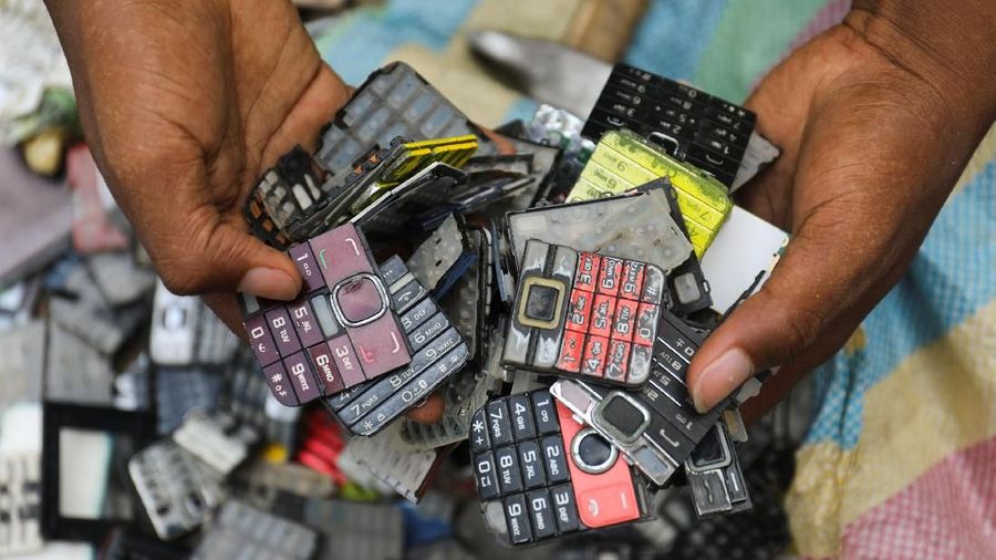 Koffi mendaur ulang dan menggabungkan sampah elektronik dalam karya seninya