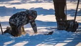 Kondisi seperti itu membuat orang-orang Sakha--panggilan bagi para penduduk Yakutsk--kerap bergantung pada danau yang membeku untuk memenuhi kebutuhan airnya. (Photo by Mladen ANTONOV/AFP)