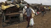 Desire Koffi, 24, kerap terlihat berjalan di distrik Abidjan, Pantai Gading, untuk mencari dan membeli ponsel-ponsel bekas. (REUTERS/Luc Gnago)