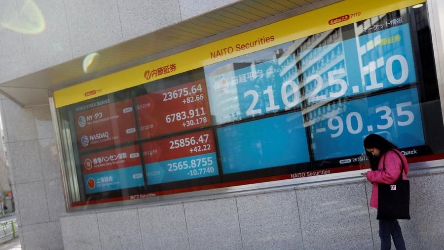Seluruh indeks saham utama Benua Kuning merah. Tidak sekadar melemah, koreksinya juga dalam.