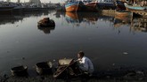 IMF akan mendorong pemerintah untuk memangkas belanja sosial secara signifikan, sekaligus menghambat pada pertumbuhan ekonomi. (REUTERS/Akhtar Soomro).