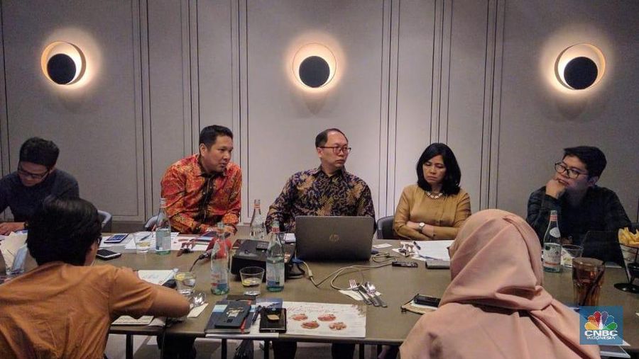 Meski nilai rupiah mengalami penguatan selama sepekan terakhir, lajunya tetap tidak bisa kembali ke level Rp 13.000-an per dolar AS.