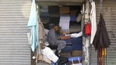 Pakistan telah mengalami depresiasi mata uang yang akan memperlambat konsumsi domestik dan investasi. (REUTERS/Akhtar Soomro).