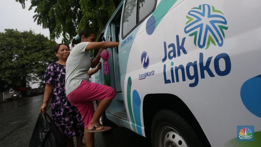 Petugas menunjukan kartu Jak Lingko di Stasiun Tanah Abang, Jakarta, Senin (17/12/2018). 
Kartu Jak Lingko yang dijual seharga Rp10.000 sudah dapat digunakan untuk transportasi angkutan Kereta Commuter Indonesia (KCI) di Jakarta, Bogor, Depok, dan Tangerang. (CNBC Indonesia/Muhammad Sabki)