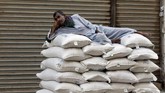Unit Intelijen Ekonomi melaporkan ekonomi Pakistan dibayangi keseimbangan pembayaran defisit, sehingga memangkas belanja pembangunan, pengetatan moneter. (REUTERS/Akhtar Soomro TPX IMAGES OF THE DAY).