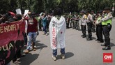 Trikora yang diperingati massa aktivis Papua itu adalah operasi militer yang dilakukan pada era Kepresidenan Soekarno untuk menggabungkan Papua bagian barat dengan Indonesia. (CNNIndonesia/Safir Makki)