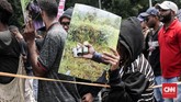 Aksi massa aktivis Papua yang dilanjutkan di depan kantor Komnas HAM pun dilakukan diluar. Pasalnya, pagar kantor komisi tersebut ditutupi ketika massa datang sekitar pukul 13.00 WIB. (CNNIndonesia/Safir Makki)