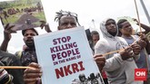 Massa menuding selama ini militer Indonesia melakukan pembunuhan warga sipil di Papua atas nama Negara Kesatuan Republik Indonesia. (CNNIndonesia/Safir Makki)