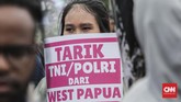 Mereka menuntut penghentian pembantaian rakyat sipil di Nduga, tarik TNI-Polri dari seluruh tanah Papua, dan meminta hak penentuan nasib sendiri sebagai solusi demokratis bagi rakyat Papua. (CNNIndonesia/Safir Makki)