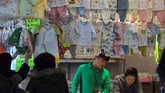 Faktanya, menjadi seorang ibu pekerja di Korsel bukan hal yang mudah. Bahkan banyak di antara mereka yang justru didepak oleh perusahaan lantaran telah memiliki anak. Perusahaan meragukan komitmen seorang ibu yang bekerja. (Photo by Jung Yeon-je/AFP)