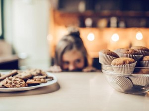 Jangan Sampai Keliru! Ini Beda Emotional Eating Vs Lapar Beneran
