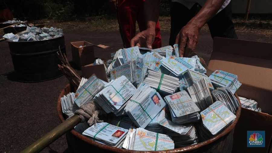 Petugas melakukan pemusnahan KTP-el rusak di Gudang Kemendagri Semplak
BPSDM Kemendagri , Kemang , Bogor, Rabu (19/12). Sebanyak 1.378.146keping Ktp dari 2011 sampai sekarang dilakukan pemusnahan massal secara terbuka, KTP yg rusak, data yang infalid atau data sudah berubah, tujuan tersebut untuk mencegah agar tidak terbuang/tercecer. (CNBC Indonesia/Muhammad Sabki)