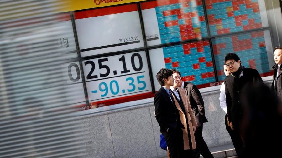 Investor tampaknya kecewa setelah bank sentral Amerika Serikat (AS) Federal Reserve mengisyaratkan akan ada dua kali kenaikan suku bunga lagi tahun depan.