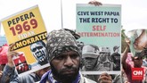 Dalam aksi memperingati Trikora, massa aktivis Papua menuntut penghentian pembantaian rakyat sipil di Nduga, tarik TNI-Polri dari seluruh tanah Papua, dan meminta hak penentuan nasib sendiri sebagai solusi demokratis bagi rakyat Papua. (CNNIndonesia/Safir Makki)