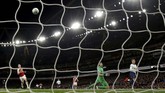 Namun yang kemudian berhasil mencetak gol justru Dele Alli di menit ke-59. Tendangan cungkil Dele Alli berhasil menaklukkan Petr Cech. (Reuters/Andrew Couldridge)