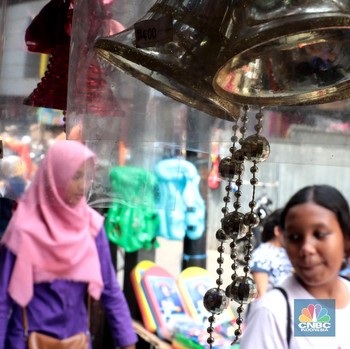 Jelang Perayaan Natal, Warga Berburu Pernak-pernik