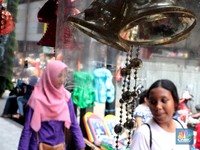 Jelang Perayaan Natal, Warga Berburu Pernak-pernik