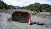 Troli bekas aktivitas penambangan emas ilegal di Gunung Botak. (ANTARA FOTO/Rivan Awal Lingga)