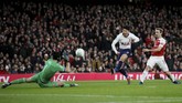 Umpan terobosan Dele Alli bisa disambut oleh Son Heung-min yang berlari cepat melakukan tusukan. Son lalu dengan tenang menaklukkan Petr Cech dalam duel satu lawan satu. ( Reuters/David Klein)