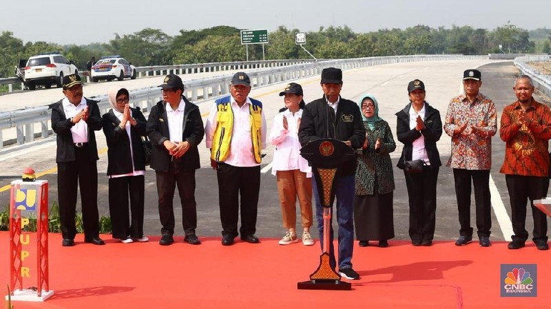 Jokowi berharap bisa memberikan alternatif perjalanan sehingga mengurangi kemacetan di jalan nasional.