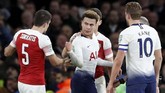 Dele Alli lalu terkena lemparan botol dari oknum suporter Arsenal. Sempat terjadi perdebatan setelah insiden tersebut. (Reuters/David Klein)