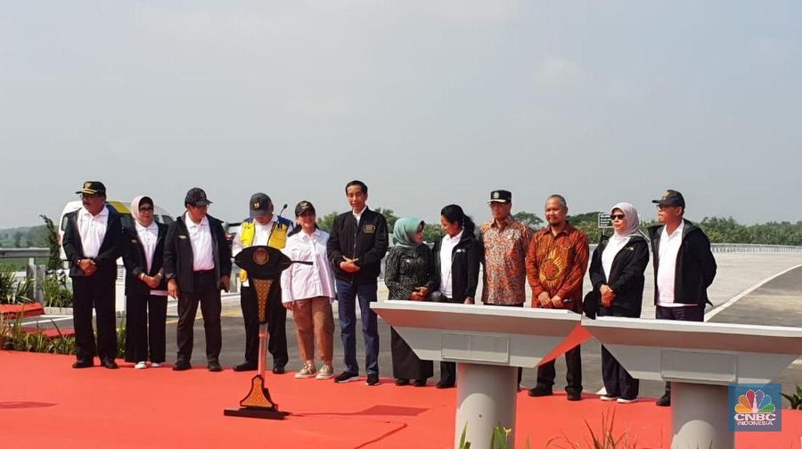 Jokowi berharap bisa memberikan alternatif perjalanan sehingga mengurangi kemacetan di jalan nasional.