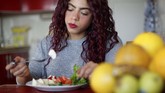 Tak patah arang, Dina tak berhenti berusaha mencapai mimpinya. Dia mulai melakoni olahraga angkat besi dan menjalani diet ketat, serta mencari seorang pelatih. (REUTERS/Amr Abdallah Dalsh)