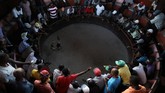 Orang-orang menyaksikan sabung ayam di Port-au-Prince, Haiti. (REUTERS/Andres Martinez Casares)