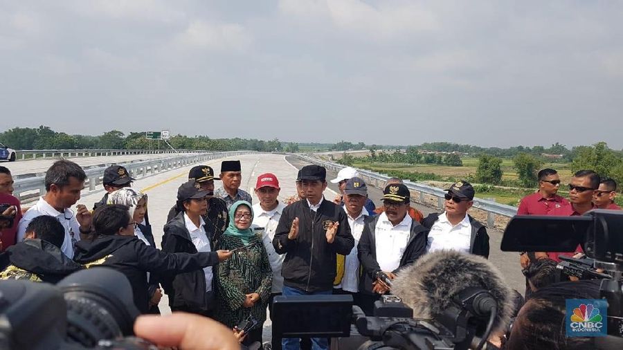 Sebab, baru beberapa hari diresmikan, ada bagian talut jalan tol Salatiga-Solo yang ambrol.
