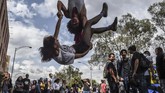 Mahasiswa suatu universitas berdemonstrasi menentang krisis pendidikan, pemotongan anggaran, dan program pembaruan pajak yang diumumkan pemerintahan Ivan Duque di Medellin, Kolombia. (Photo by Joaquin SARMIENTO / AFP)