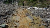 Sungai Anahoni yang mengalami sedimentasi akibat limbah merkuri dan sianida di Gunung Botak. Kini gunung itu kondisinya sangat memprihatinkan akibat keserakahan puluhan ribu penambang emas ilegal yang mengeruk isi bumi dengan menggunakan racun merkuri dan sianida. (ANTARA FOTO/Rivan Awal Lingga)