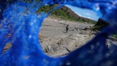 Personel kepolisian melintas di lokasi penambangan emas ilegal yang ditutup di Gunung Botak. Pada 2015 lalu aparat keamanan telah melakukan penutupan besar-besaran penambangan ilegal di gunung tersebut. (ANTARA FOTO/Rivan Awal Lingga)