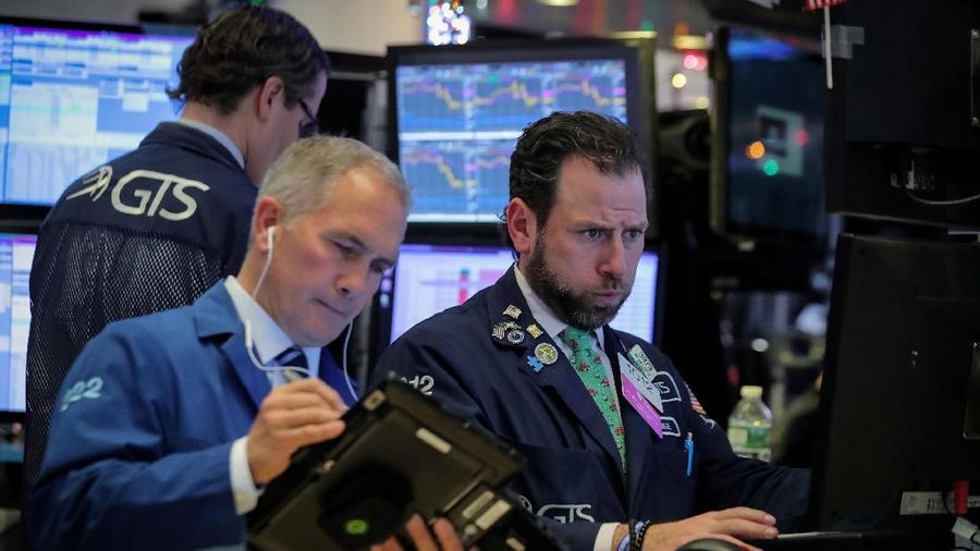 Dow Jones Industrial Average bertambah 260,37 poin atau 1,1%, S&P 500 naik 0,86% sementara Nasdaq Composite menanjak 0,4%.