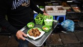 Cha ruoi adalah makanan musim dingin favorit di Hanoi, Vietnam. (Photo by Manan VATSYAYANA/AFP)