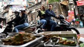 Cha ruoi telah hadir di Vietnam dari generasi ke generasi. Makanan satu itu juga dimitoskan mampu menjaga pasangan suami istri agar hidup bahagia. (Photo by Manan VATSYAYANA/AFP)