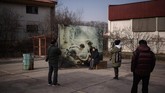 Salah satu seniman asal Korea Selatan, Kim Myeongbeom, memajang karyanya yang terinspirasi dari kesunyian zona demilitarisasi ini.