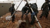 Israel terus menggencarkan upaya menghancurkan terowongan yang diduga dibangun oleh kelompok Hizbullah di perbatasan dengan Libanon untuk menyelinap ke negaranya. (Reuters/Ronen Zvulun)