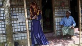 Berpakaian longgar, Akter beberapa kali membetulkan posisi penutup kepalanya yang sering merosot. (Reuters/Mohammad Ponir Hossain)