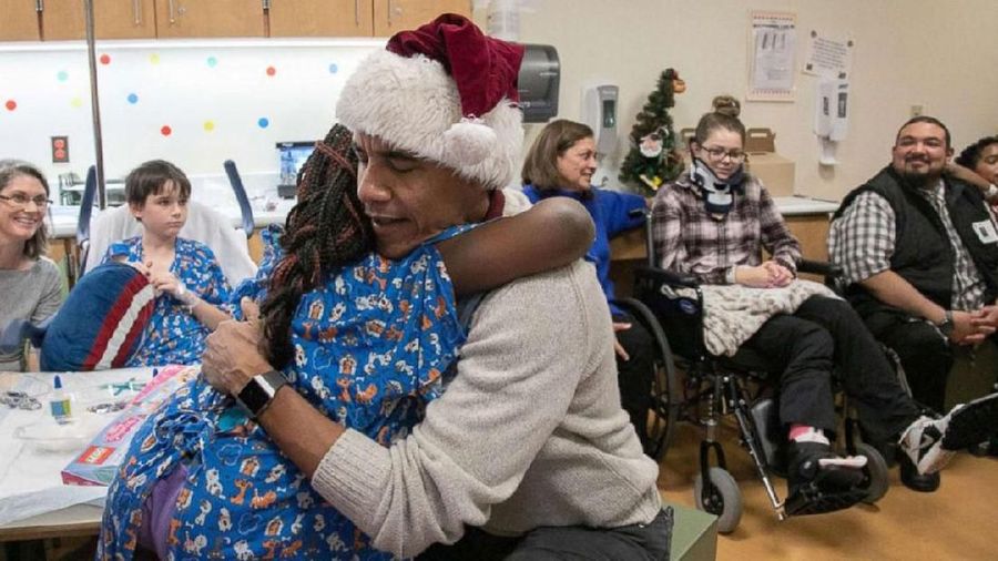 Obama datang ke rumah sakit Medis Nasional Anak-anak tersebut untuk membagikan kado Natal kepada para pasien.