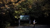 Di pinggiran 'Hutan Bunuh Diri' di Jepang, Kyochi Watanabe menyanyikan lagu Imagine karya John Lennon sambil berharap lirik lagu tersebut bisa mengetuk pintu hati orang yang sedang berencana bunuh diri.