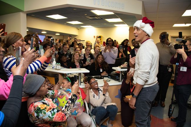 Obama Jadi Sinterklas & Bagikan Hadiah Natal