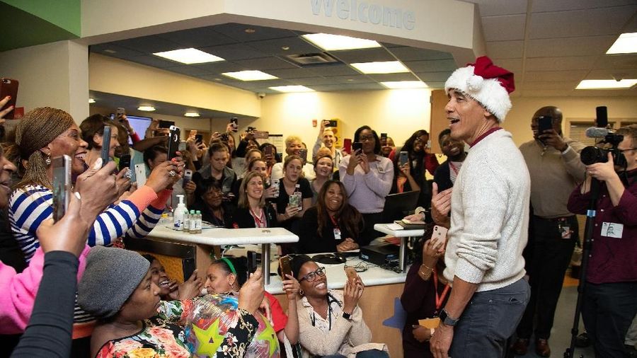 Obama datang ke rumah sakit Medis Nasional Anak-anak tersebut untuk membagikan kado Natal kepada para pasien.