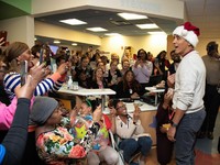 Obama Jadi Sinterklas & Bagikan Hadiah Natal