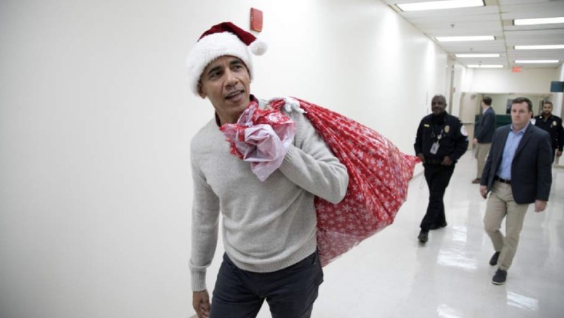 Obama datang ke rumah sakit Medis Nasional Anak-anak tersebut untuk membagikan kado Natal kepada para pasien.