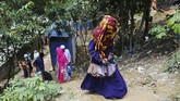 Mendapatkan kartu tersebut bagai mimpi jadi nyata bagi Akter. Setelah kabur dari Myanmar, ia tak pernah menyangka dapat bersekolah di Bangladesh. (Reuters/Mohammad Ponir Hossain)