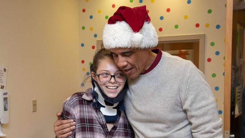 Obama datang ke rumah sakit Medis Nasional Anak-anak tersebut untuk membagikan kado Natal kepada para pasien.
