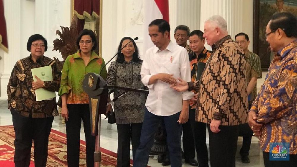 Umumkan Freeport Jokowi  Berkemeja Putih Jeans Sepatu  