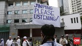 Salah satu pelanggaran HAM paling dikhawatirkan adalah mengenai penangkapan etnis Uighur dan minoritas muslim di Xinjiang yang marak dilakukan otoritas China. (CNN Indonesia/Safir Makki)