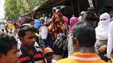 Di depan Asian University for Women di selatan Bangladesh, Akter berdiri di tengah remaja perempuan bercelana jin ketat yang sedang bersenda gurau menunggu kelas pertama mereka. (Reuters/Mohammad Ponir Hossain)