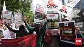 Sedikitnya seribu orang yang mengaku tergabung dalam Dewan Pengurus Pusat Persaudaraan Alumni 212 menggelar aksi protes atas dugaan pelanggaran HAM terhadap minoritas Muslim Uighur di Xinjiang, China. (CNN Indonesia/Safir Makki)